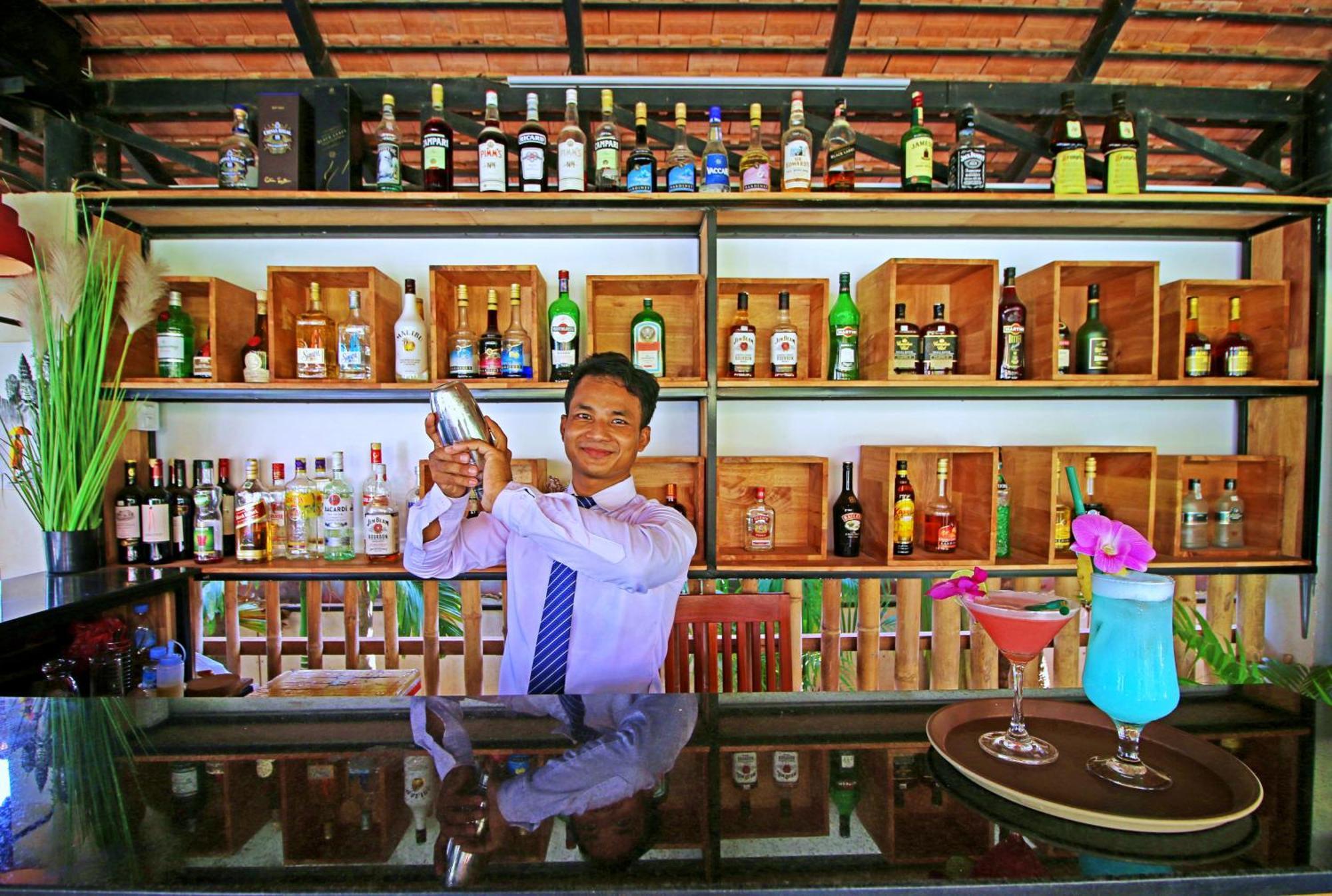 New Riverside Hotel Siem Reap Bagian luar foto