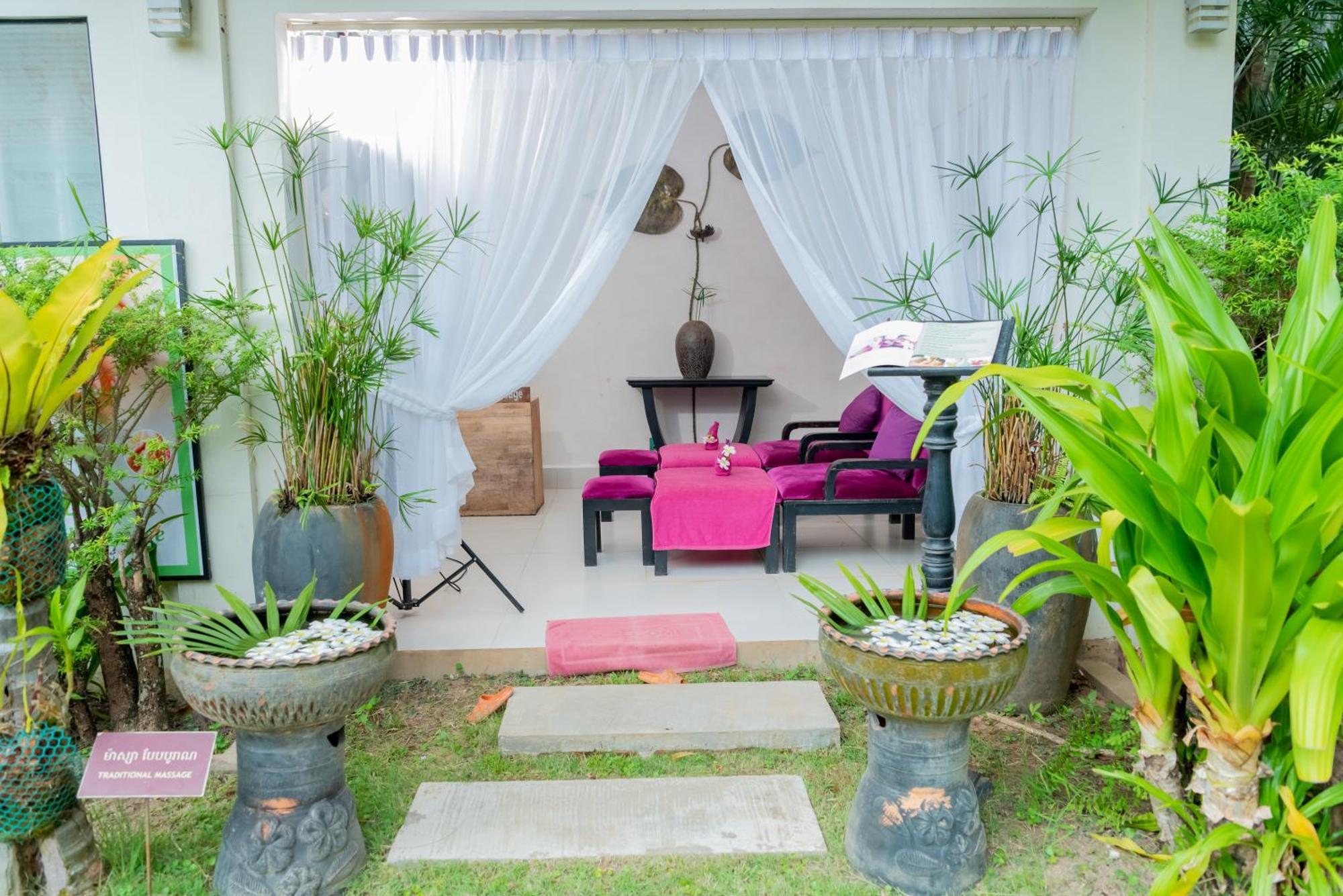 New Riverside Hotel Siem Reap Bagian luar foto